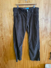 Load image into Gallery viewer, Size 34 Levi Men's Pants
