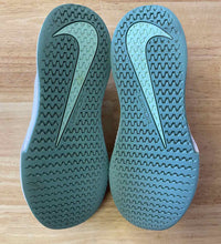 Load image into Gallery viewer, Shoe Size 7 Nike White Shoes
