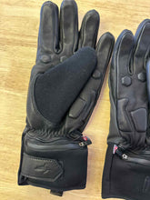 Load image into Gallery viewer, Sealskinz Gloves
