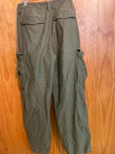 Load image into Gallery viewer, Size 2 TNA Green Women's Capris
