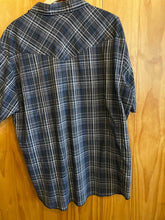 Load image into Gallery viewer, Size XL Wrangler Men's Short Sleeve Shirt
