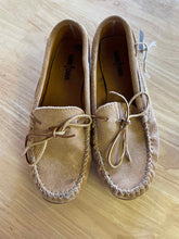 Load image into Gallery viewer, 10.5 Minnetonka Men's Slippers

