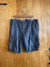 Load image into Gallery viewer, Size 40 Eddie Bauer Men&#39;s Shorts
