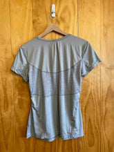 Load image into Gallery viewer, Size L Athleta Grey Women&#39;s Short Sleeve Shirt
