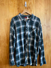 Load image into Gallery viewer, Size XXL Field &amp; Forest Men's Flannel
