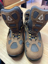 Load image into Gallery viewer, Shoe Size 8 vasque Brown Hiking Shoes
