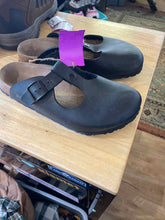 Load image into Gallery viewer, Shoe Size 40 Birkenstock Sandals
