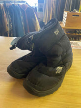 Load image into Gallery viewer, Shoe Size 8 The North Face Black Boots

