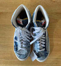 Load image into Gallery viewer, Shoe Size 9 Nike Blue Shoes
