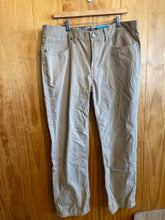 Load image into Gallery viewer, Size 36 Weatherproof Vintage Men's Pants
