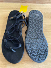 Load image into Gallery viewer, Shoe Size 8 Teva Black Sandals

