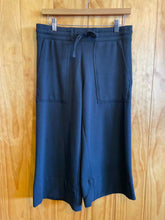 Load image into Gallery viewer, Size Small Quince Black Women's Sweatpants
