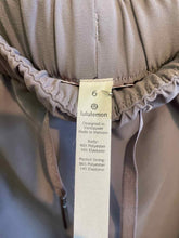 Load image into Gallery viewer, Size 6 Lululemon Purple Skirt
