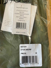 Load image into Gallery viewer, Size M Beyond Green Women&#39;s Pants

