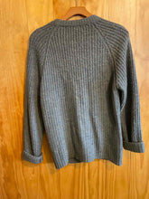 Load image into Gallery viewer, Size Large Northern Isles Men&#39;s Sweater &amp; Sweatshirt
