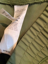 Load image into Gallery viewer, Size M Beyond Green Women&#39;s Pants
