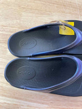 Load image into Gallery viewer, Shoe Size 10 Oofos Black Flip Flops
