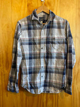 Load image into Gallery viewer, Size Small J Crew Men's Flannel

