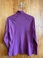 Load image into Gallery viewer, Size Medium Patagonia Magenta Women's Sweater &amp; Sweatshirt
