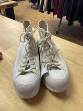 Load image into Gallery viewer, Shoe Size 8.5 Converse White Shoes
