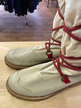 Load image into Gallery viewer, Shoe Size 9.5 Hunter Cream Boots
