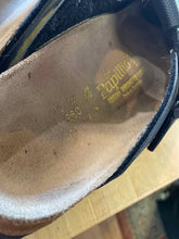 Load image into Gallery viewer, Shoe Size 40 Birkenstock Sandals
