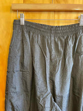 Load image into Gallery viewer, Size Medium Reebok Men&#39;s Pants
