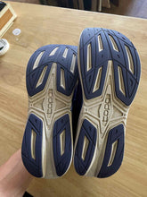 Load image into Gallery viewer, Shoe Size 9 Topo Purple Running Shoes
