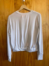 Load image into Gallery viewer, Size S Vuori White Women&#39;s Long Sleeve Shirt
