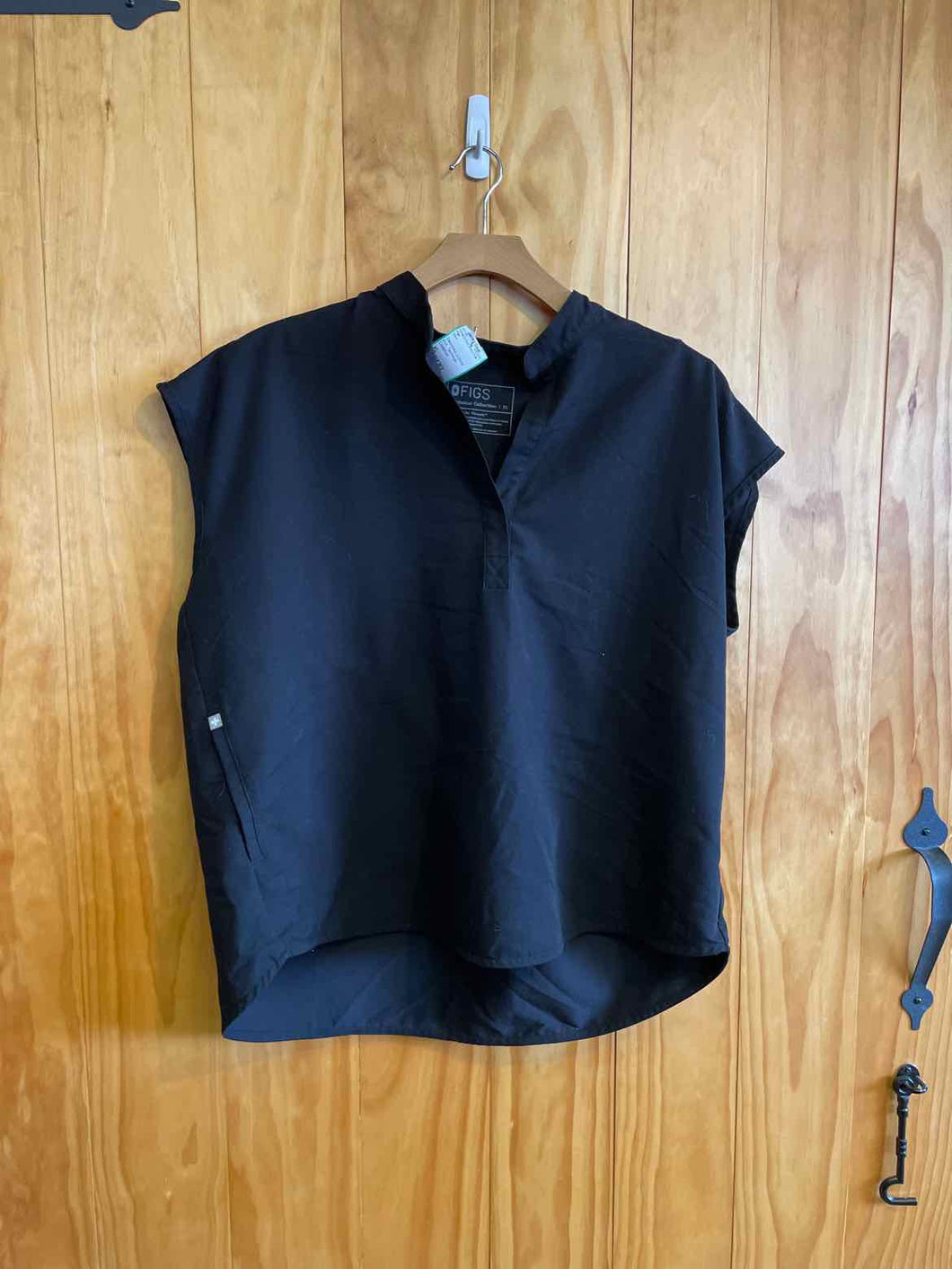 Size XL Figs Black Women's Short Sleeve Shirt