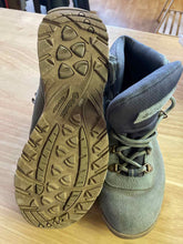 Load image into Gallery viewer, Shoe Size 10 Columbia Green Boots
