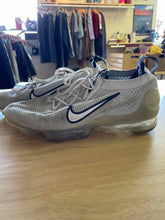 Load image into Gallery viewer, 9.5 Nike Men&#39;s Shoes
