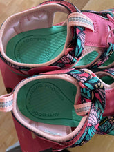 Load image into Gallery viewer, Youth Keen Sandals
