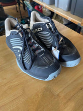 Load image into Gallery viewer, Shoe Size 9.5 Head Black Shoes

