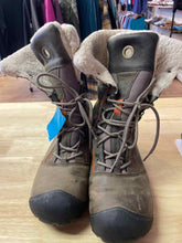 Load image into Gallery viewer, Shoe Size 9.5 Keen Brown Women&#39;s Winter Boots
