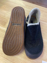 Load image into Gallery viewer, Shoe Size 9 Smart Wool Black Slippers
