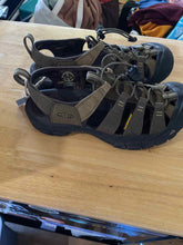 Load image into Gallery viewer, 8.5 Keen Men's Sandals
