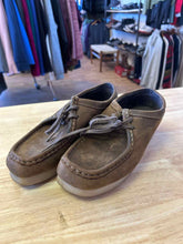 Load image into Gallery viewer, Shoe Size 7.5 Clarks Casual Shoes
