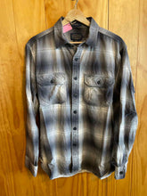 Load image into Gallery viewer, Size M Pendleton White Women's Flannel
