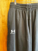 Load image into Gallery viewer, Size M Under Armour Men's Pants
