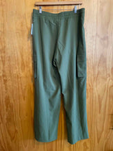 Load image into Gallery viewer, Size M Beyond Green Women&#39;s Pants
