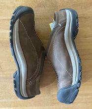 Load image into Gallery viewer, 9.5 Keen Men's Slippers
