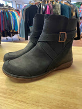 Load image into Gallery viewer, Shoe Size 7 Chaco Boots
