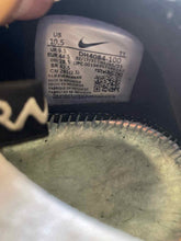 Load image into Gallery viewer, 9.5 Nike Men&#39;s Shoes
