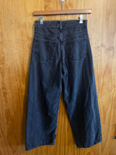 Load image into Gallery viewer, Size 6 Old Navy Black Women's Jeans
