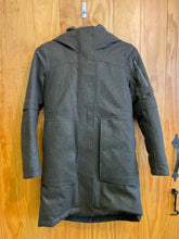 Load image into Gallery viewer, Women Size 8 Lululemon Green Women's Winter Jacket
