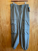 Load image into Gallery viewer, Size L Columbia Olive Women&#39;s Pants
