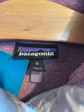 Load image into Gallery viewer, Size M Patagonia Magenta Women&#39;s Fleece Sweatshirt
