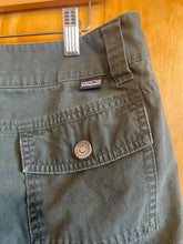 Load image into Gallery viewer, Size 2 Patagonia Green Women&#39;s Capris
