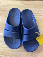 Load image into Gallery viewer, Shoe Size 11 Oofos Navy Sandals
